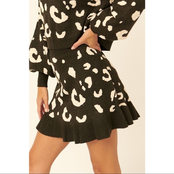 BLACK LEOPARD PRINT KNIT MINI SKIRT - Picture 3 of 3